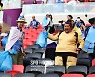[월드컵] '칭찬 일색' 日 응원단 청소에 다른 의견…"매너가 아니라 노예근성"