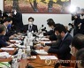 "野 단독삭감, 발목잡기" vs "여당이 깡패냐"…예산소위 파행(종합)