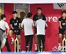 [포토] 김민재 컨디션 체크하는 코치들