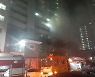 창원 아파트 7층서 불…1명 심정지·27명 대피