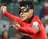 마스크 아랑곳않고 ‘헤더’까지…손흥민, 눈물겨운 투혼