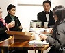 기자간담회하는 이현 작가-강금실 대표