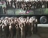 북한 군인들, 미사일 발사대서 김정은과 사진 찍다 '와르르'