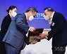 스포츠영웅 헌액패 받는 이봉주 [포토]
