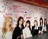 스테이씨 日 데뷔 싱글 ‘POPPY’, 타워레코드 메인 코너 특별부스