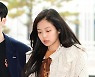 [포토] 제니는 마스크 벗고 출국장으로