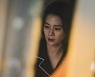 ‘트롤리’ 김현주 스틸 공개...혼란 속 슬픈 눈빛 ‘궁금증↑’
