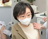 "앗! 따가워"…코로나19 2가 백신 접종하는 방역당국자들