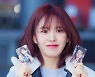 [bnt포토] 레드벨벳 웬디 '벌스데이 포토카드가 내 손 안에!'