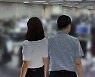 좁은 통로서 50대 男교사 엉덩이 스친 20대 女교사 `성희롱` 결정...전교조 반발