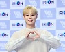 [포토] 윤희찬 '상큼한 하트 발사'