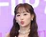 [단독] “파이팅!” 츄, 시민 응원에 밝은 미소로 “고맙습니다”