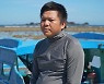 무인도서 닷새 만에 구조된 베트남 어부 9명…"달팽이 먹으며 버텨"