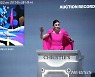 크리스티 홍콩 '포스트-밀레니엄' 경매 진행하는 조지나 힐튼 경매사
