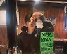 임영웅, 트로피가 너무 많아 이런 포즈까지…삼겹살 파티하는 '소탈 매력'