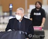 한국 찾은 유흥식 추기경 "어려운 시기지만 또 희망이 있다"