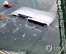 통영서 승합차 바다로 후진…1명 숨지고, 6명 부상