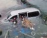 통영서 승합차 바다로 후진…1명 숨지고, 6명 부상