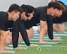 피지컬 코치 설명 듣는 선수들