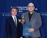 [bnt포토] '기념촬영하는 이윤태 이사장-캐스터 부문 최우수상 온상민'(베스트브랜드 어워즈)