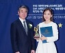 [bnt포토] '기념촬영하는 이윤태 이사장-여자아나운서 부문 신인상 허수희'(베스트브랜드 어워즈)