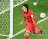 조규성 '멀티골' 명장면 축구공, 이번엔 간직 못한다 [2022 카타르]