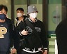 [포토] 황민현, '혼잡한 공항에서 빛나는 존재감'