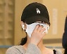[포토] 카리나, '살며시 마스크 올리며'