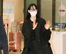 [포토] 자우림 김윤아, '마중나온 팬들에게 인사'