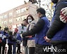 [Ms포토]유현주 '추운 날씨에도 사랑 나눔은 계속 된다'