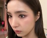 신세경, 비즈니스석에서 뭘 먹나보니 '비빔밥'이네! 밤 10시 넘어 룸서비스 비우는데 몸매를 어떻게 유지할까?