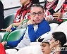 [포토] 벤투 감독 '관중석에서 경기 관전'