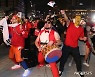 '목 터져라 응원하는 붉은악마들'