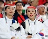 포르투갈전 앞둔 대한민국 응원하는 미녀 관중들, '아랍 의상 입고' [사진]