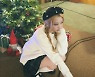 르세라핌 허윤진, 크리스마스 트리 앞 '핫걸'..연말 분위기 물씬 [스타IN★]