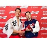 더콰이엇, 대한민국 영웅에게 트로피 전달...행복 모먼트 [인스타]