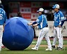 김선빈, 내 투구를 받아라~ [포토]