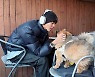 주우재, 반려견과 훈훈한 일상 공개..완벽 남친룩[스타IN★]