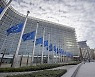 유럽의회 통상위원장 “美IRA, EU와 양립불가… WTO에 제소해야”