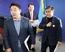 비공개 회의 위해 이동하는 여야 정책위의장과 예결위 간사