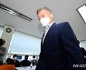 文 '서훈 구속' 비판에…與 "책임회피" 野 "안보자산 꺾어"