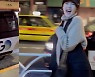 “택시 내리며 발차기” 아유미... '새신부'의 엉뚱한 장난