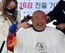 30년 기른 콧수염 깎더니 이번엔 삭발…김흥국, 16강 진출 공약 지켰다