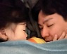 '이다은♥' 윤남기, "우리 사이 뽀로로" 딸 재우다가 잠들어버린 육아대디