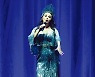 [공연 리뷰] '62세 팝페라 여왕'의 넬라 판타지아…세월에 녹슬지 않은 고음