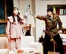 [리뷰] '서툰 사람들', 20대 장진이 만든 코미디극…사랑스러운 또라이들의 수다