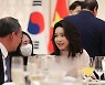 대화하는 김건희 여사