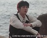 BTS 진, 콘셉트 장인! 미모 '열일'해‥바다 앞 해적 그리고 해군