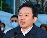 화물연대 포항 농성장 찾은 원희룡 장관..."법 밖 타협은 잘못"