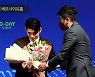 홍원기 감독의 축하를 받는 이정후! [포토]